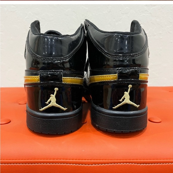 Retro Jordan 1s ‘Metallic Gold’ (08) - Picture 2 of 4